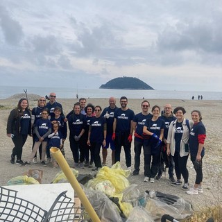 I volontari di &quot;Plastic Free Odv Onlus&quot; ripuliscono le spiagge di Albenga (FOTO)