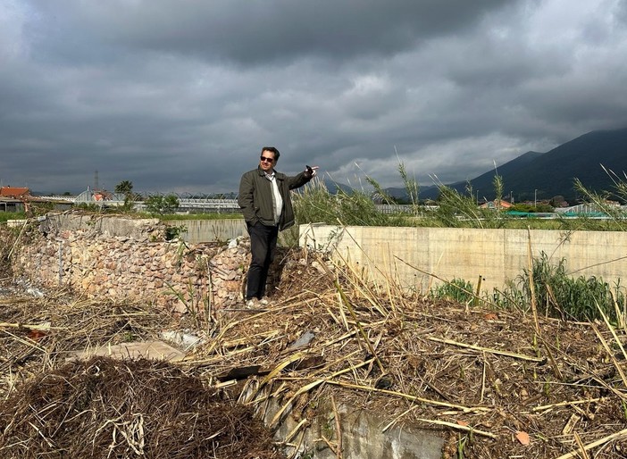 Albenga, sopralluogo sul rio Fasceo del candidato sindaco Podio: “Lavori ancora fermi, monitoreremo la situazione”