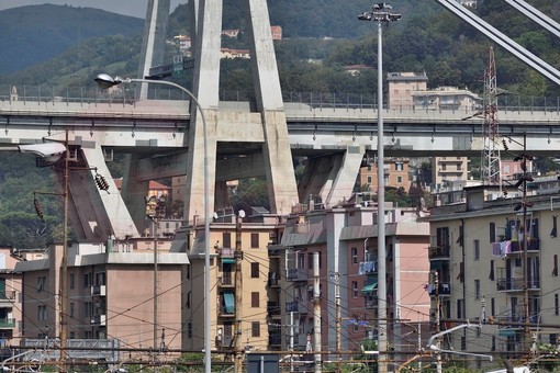 Ponte Morandi: in corso assemblaggio delle torri che mettono in sicurezza il moncone est