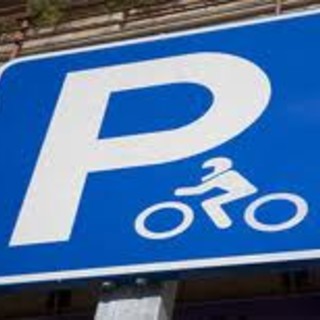 Meglio multare le moto che predisporre i parcheggi?