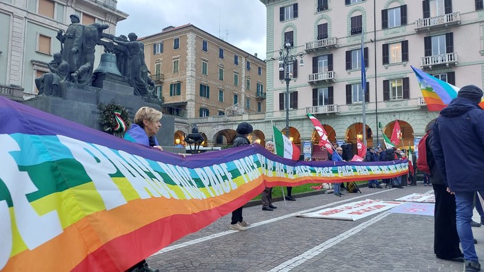 Savona, presidio per la pace in Piazza Mameli: &quot;Chiediamo il cessate il fuoco in Ucraina e nella striscia di Gaza&quot; (FOTO)