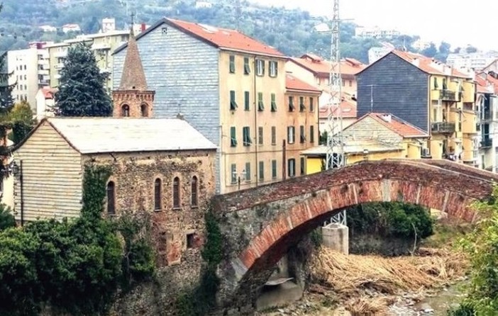 La foto (Archivio Agesilao Targani) raffigura il ponte duecentesco e la chiesetta di S. Martino