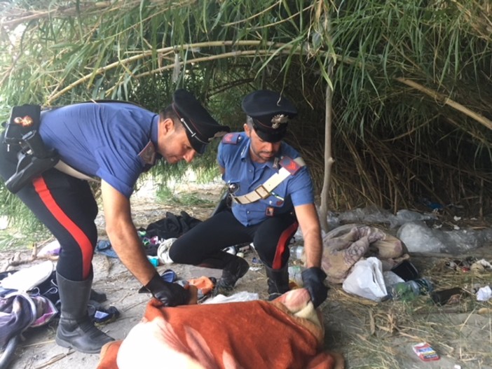 Scovato un accampamento abusivo nel letto del Centa, scatta il blitz dei carabinieri. Due arresti