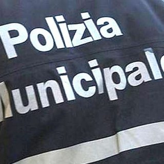 Con un coltello in tasca in sella ad uno scooter rubato: denunciato dalla municipale di Loano