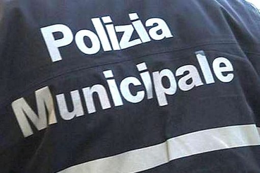 Finale Ligure, extracomunitario infuriato picchia tre agenti della Municipale dopo il pignoramento della merce contraffata