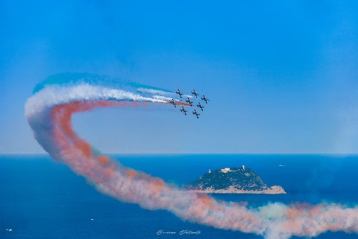 Tutto pronto per lo show delle Frecce Tricolore nei cieli della Baia del Sole: il programma e le variazioni alla viabilità alassina