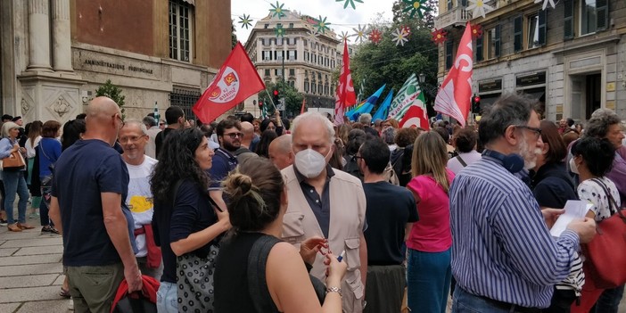 Scuola, insegnanti e studenti in piazza: &quot;Chiediamo sicurezza e rispetto del lavoro&quot; (Foto e Video)