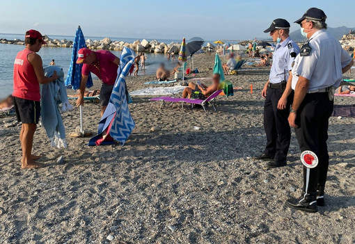 Loano, giro di vite su abusivismo e contraffazione: ok dalla Prefettura al progetto “Spiagge Sicure 2022”