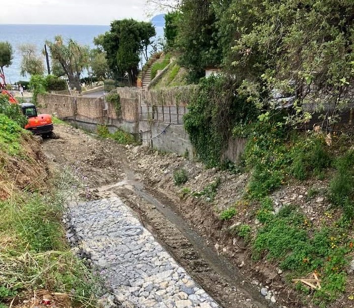 Alassio, messa in sicurezza di via Vigo con l'intervento sull'argine del rio Bababia