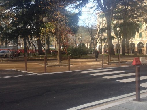 Savona, donna molesta due dodicenni e poi aggredisce una giovane: attimi di paura in piazza del Popolo