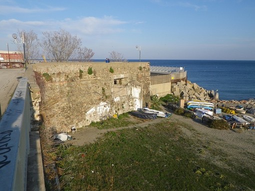 La Cortina di S. Francesco e i suoi misteri sotterranei: ventidue grandi cameroni al servizio del Priamàr e della spiaggia antistante