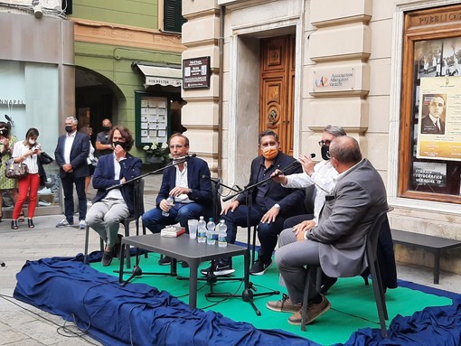 Varazze, dopo le polemiche clima disteso per il libro su Matteotti. Toti: &quot;Analizzare la storia serve ad interrogarci su figure simbolo per il nostro Paese&quot;