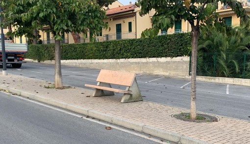 Cambio delle panchine sul lungomare di Pietra, l'Amministrazione: &quot;Recuperato e riposizionato il salvabile, demolite solo quelle irrecuperabili&quot;