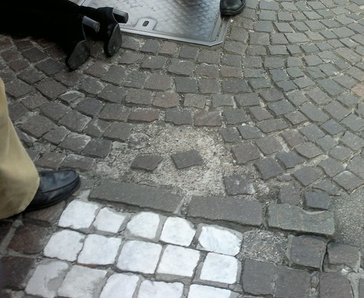 Spaccarsi la faccia in Piazza Mameli 2, Ghione (NdS): Tuvè mostri i documenti dei lavori a regola d'arte sulla pavimentazione in porfido.