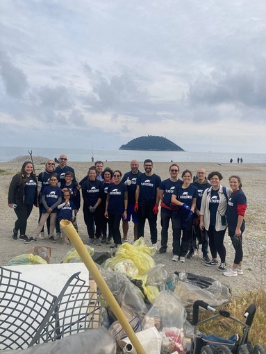 I volontari di &quot;Plastic Free Odv Onlus&quot; ripuliscono le spiagge di Albenga (FOTO)