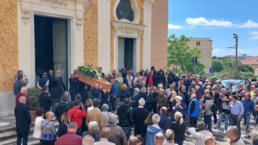 Albisola, chiesa di San Nicolò gremita per l'ultimo saluto a Pino Zaccariello