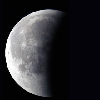 Nella foto: l'eclissi parziale di luna del 27 luglio 2018 (scatto per g.c. Associazione Astrofili Orione)