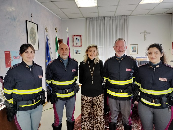 Cagnolini salvati sulla A10: il Questore di Savona incontra i poliziotti della Stradale di Carcare (FOTO)