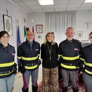 Cagnolini salvati sulla A10: il Questore di Savona incontra i poliziotti della Stradale di Carcare (FOTO)