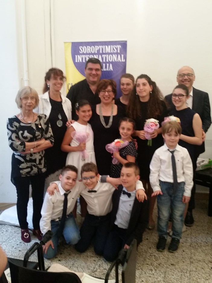 Nella foto il gruppo dei musicisti con le socie Soroptimist organizzatrici dell’iniziativa.