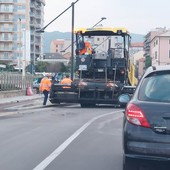Rifacimento asfalto in via Nizza: traffico in tilt a Zinola (FOTO)