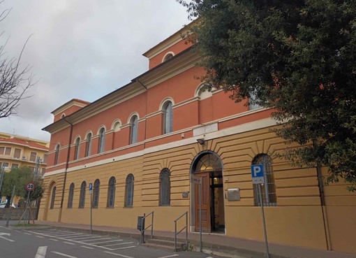 Loano, l'atrio del Ramella decorato dagli studenti del liceo Bruno di Albenga con “L'arte che dona bellezza”