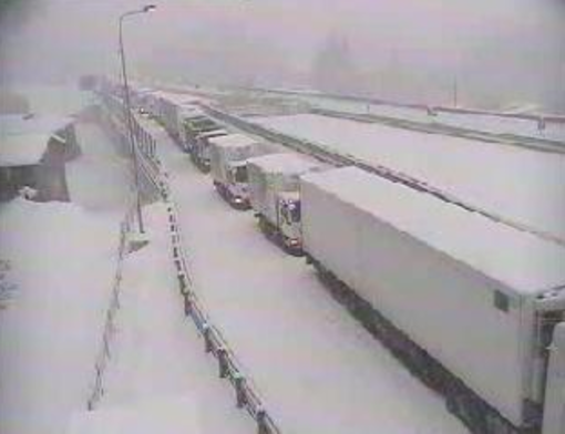 Maltempo, traffico pesante regolato sulla A6 per neve