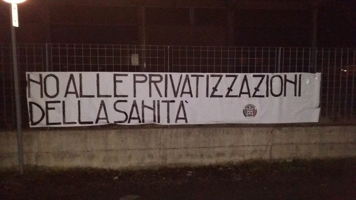 Cairo: striscione di protesta di CasaPound contro la privatizzazione dell'ospedale