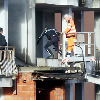 Albenga, blitz di carabinieri e polizia locale alle palazizne abbandonate di via Carloforte