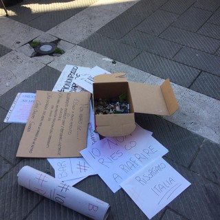 Savona, i commercianti scendono in piazza e consegnano simbolicamente le chiavi al sindaco (FOTO)