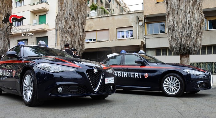 Provoca un incidente, fugge e poi minaccia i presenti con un cacciavite: 32enne arrestato da due carabinieri fuori servizio