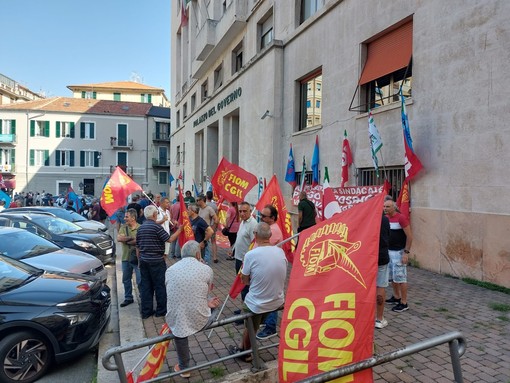 Savona, braccia incrociate dei metalmeccanici dalla Prefettura: &quot;Il tempo sta correndo via veloce, tutte le realtà industriali savonesi vanno preservate&quot; (FOTO e VIDEO)