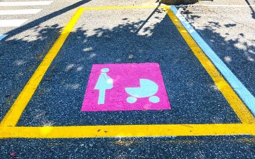 Stalli rosa: a Pietra Ligure 11 parcheggi dedicati alle donne in gravidanza e ai genitori di bimbi piccoli