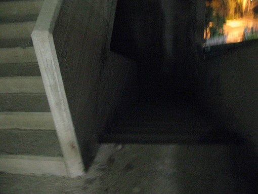 Anziano morto sulle scale al San Paolo: uscita di sicurezza senza allarme e scala senza luci. La sciagura poteva essere evitata? (filmato)