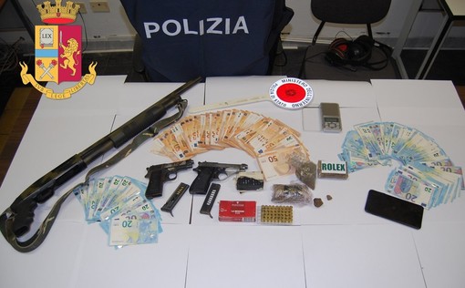 Spaccio di droga e armi clandestine: 31enne arrestato a Finale Ligure