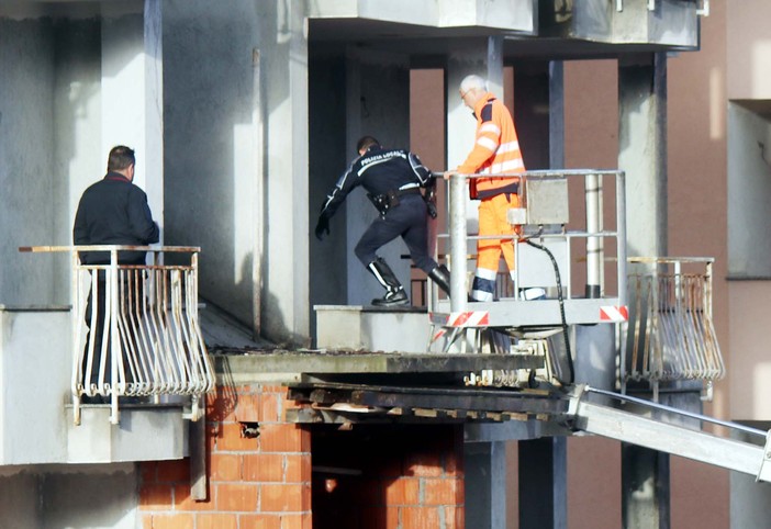 Albenga, blitz di carabinieri e polizia locale alle palazzine abbandonate di via Carloforte