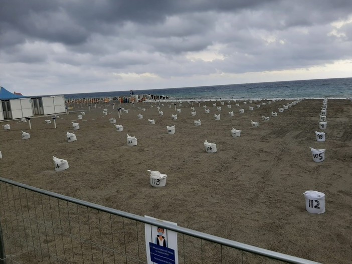 Albissola, riaprono tutte le spiagge libere: il sindaco firma l'ordinanza