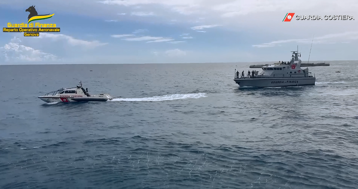 Sversamento al largo del porto di Vado: si cerca di capire causa e natura del liquido (FOTO e VIDEO)