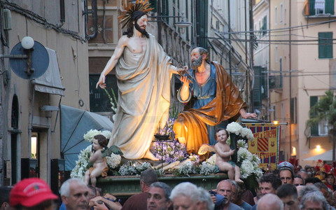 L'emozione della processione di San Pietro riempie le vie e le spiagge di Finalmarina (FOTO)