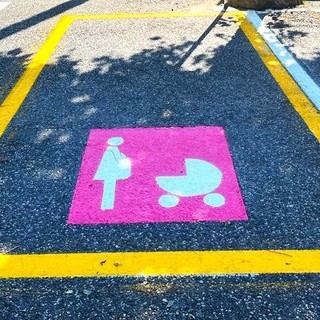 Stalli rosa: a Pietra Ligure 11 parcheggi dedicati alle donne in gravidanza e ai genitori di bimbi piccoli