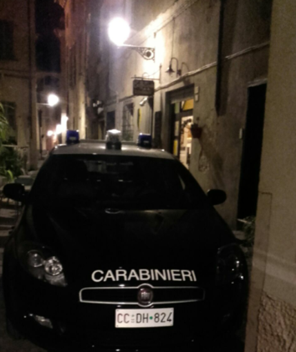 Albenga, tenta di rientrare a casa in stato di ebbrezza ma la moglie non lo fa entrare