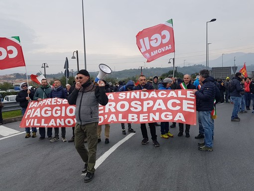 Piaggio Aerospace, mattinata di sciopero per i dipendenti. La rassicurazione del ministro Di Maio: &quot;Lunedì il commissario e gli stipendi&quot; (FOTO e VIDEO)