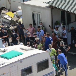 Sgomberi al campo nomadi di Savona, l'avvocato Branca: &quot;Nessun preavviso, grave violazione dei diritti fondamentali&quot; (FOTO e VIDEO)