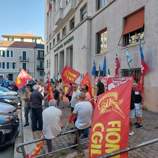 Savona, braccia incrociate dei metalmeccanici dalla Prefettura: &quot;Il tempo sta correndo via veloce, tutte le realtà industriali savonesi vanno preservate&quot; (FOTO e VIDEO)