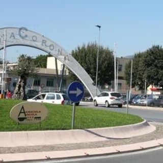 Alassio, scontro tra due auto: uno dei conducenti si dà alla fuga prima dell'arrivo dei soccorritori