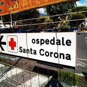 Cade con lo scooter lungo l'Aurelia: un uomo in codice giallo al Santa Corona