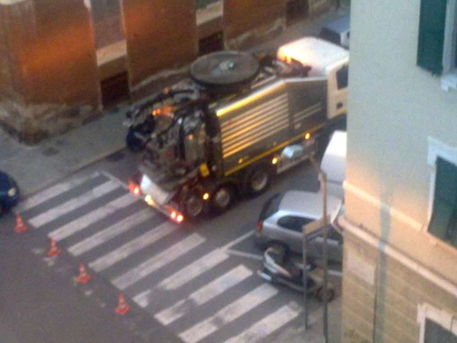 Savona: fogna otturata in via Milano. Lo spurgo all'ora di cena (foto)