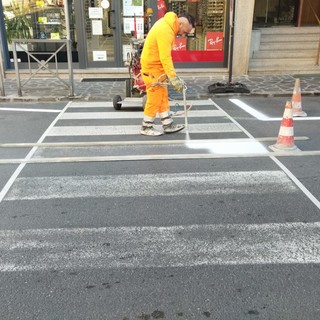 Alassio, iniziati i lavori di restyling della segnaletica per una maggiore sicurezza in città