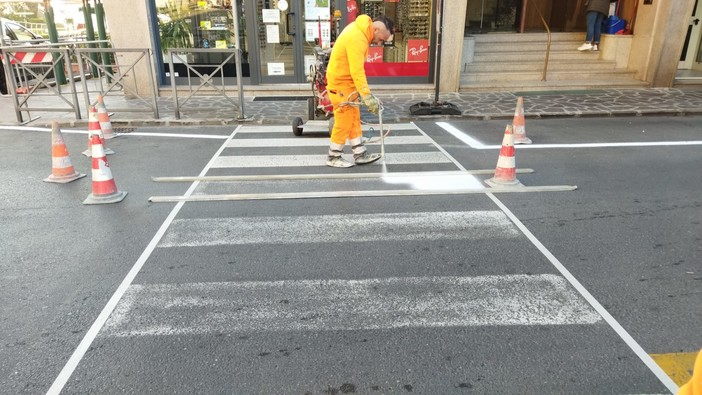 Alassio, iniziati i lavori di restyling della segnaletica per una maggiore sicurezza in città