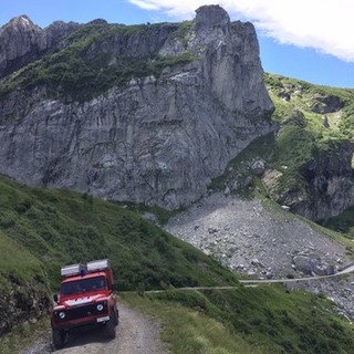 Auto francese finisce fuori strada sulla 'Via del Sale', tra Monesi a Limone: due persone trasportate d'urgenza a Santa Corona